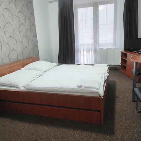 Svätý Jur Horsky Hotel Eva חדר תמונה