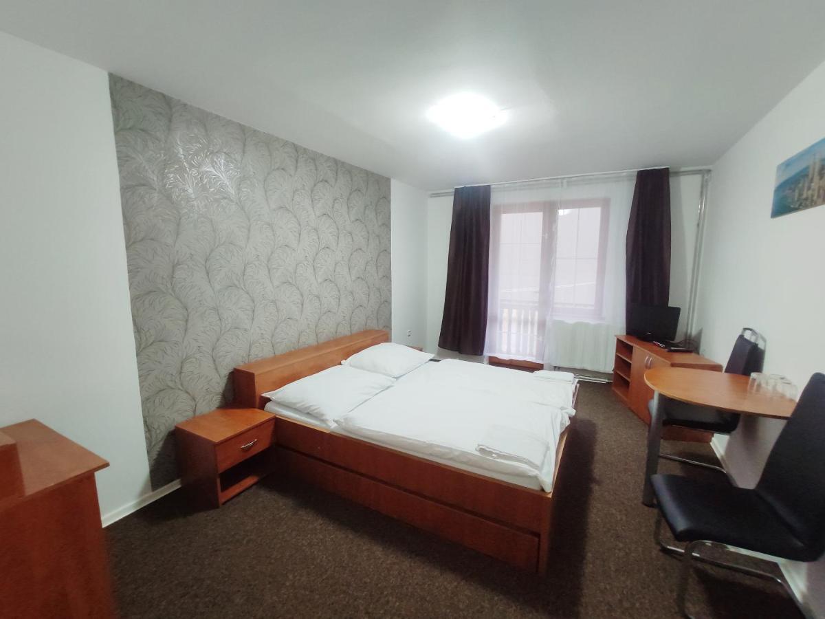 Svätý Jur Horsky Hotel Eva חדר תמונה