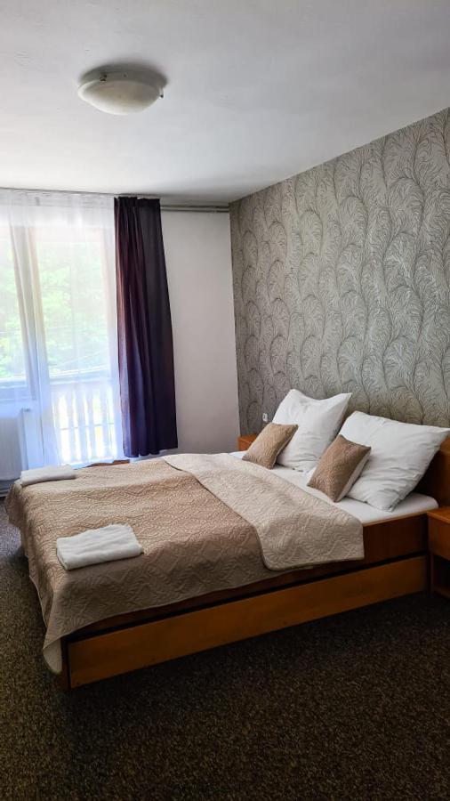 Svätý Jur Horsky Hotel Eva מראה חיצוני תמונה