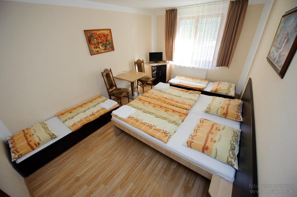Svätý Jur Horsky Hotel Eva מראה חיצוני תמונה
