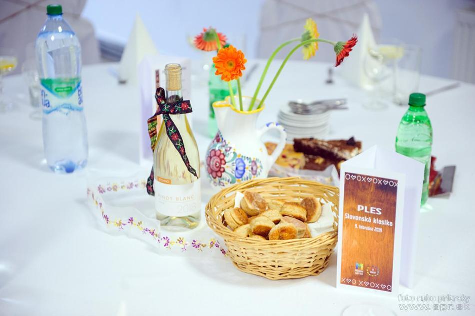 Svätý Jur Horsky Hotel Eva מראה חיצוני תמונה